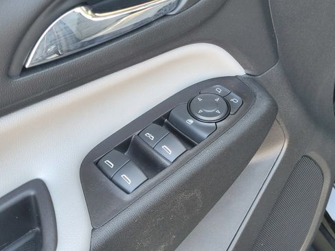 Used 2021 Chevrolet Equinox LS AWD/4WD image 17