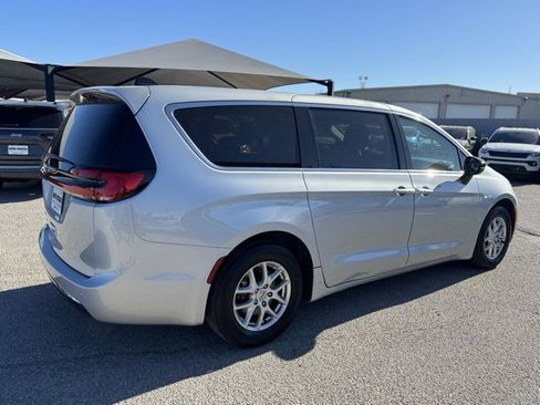 Used 2024 Chrysler Pacifica Touring-L image 6
