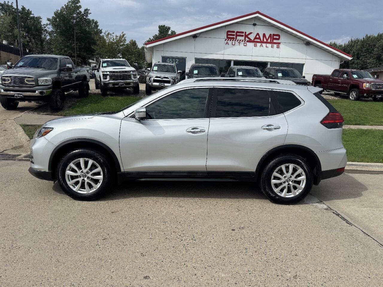 Used 2017 Nissan Rogue SV AWD/4WD image 2