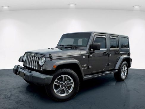 Used 2018 Jeep Wrangler Unlimited Sahara w/ Connectivity Group AWD/4WD image 2