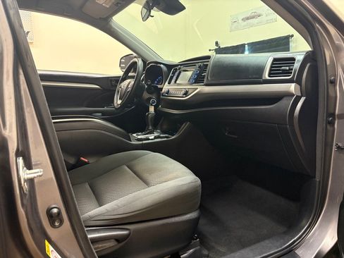 Used 2018 Toyota Highlander LE AWD/4WD image 23