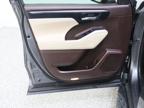 Used 2022 Toyota Highlander XLE AWD/4WD image 12