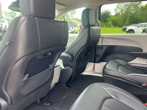 Used 2023 Chrysler Pacifica Touring-L FWD image 35