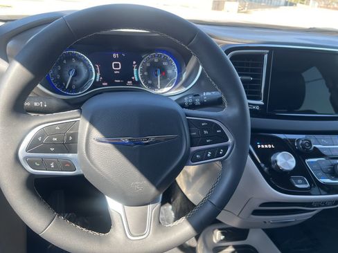 Used 2024 Chrysler Pacifica Touring-L FWD image 27