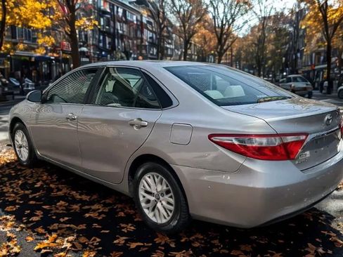 Used 2016 Toyota Camry SE image 4