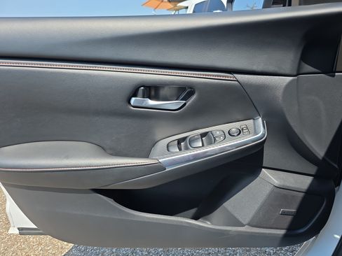 Used 2025 Nissan Sentra SR w/ SR Premium Package FWD image 9