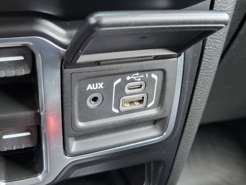 Used 2022 Jeep Wrangler Unlimited Sahara w/ Cold Weather Group AWD/4WD image 15