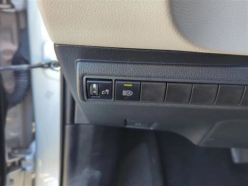 Used 2020 Toyota Corolla LE image 11