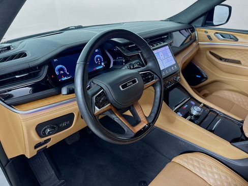 Used 2022 Jeep Grand Cherokee Summit image 8