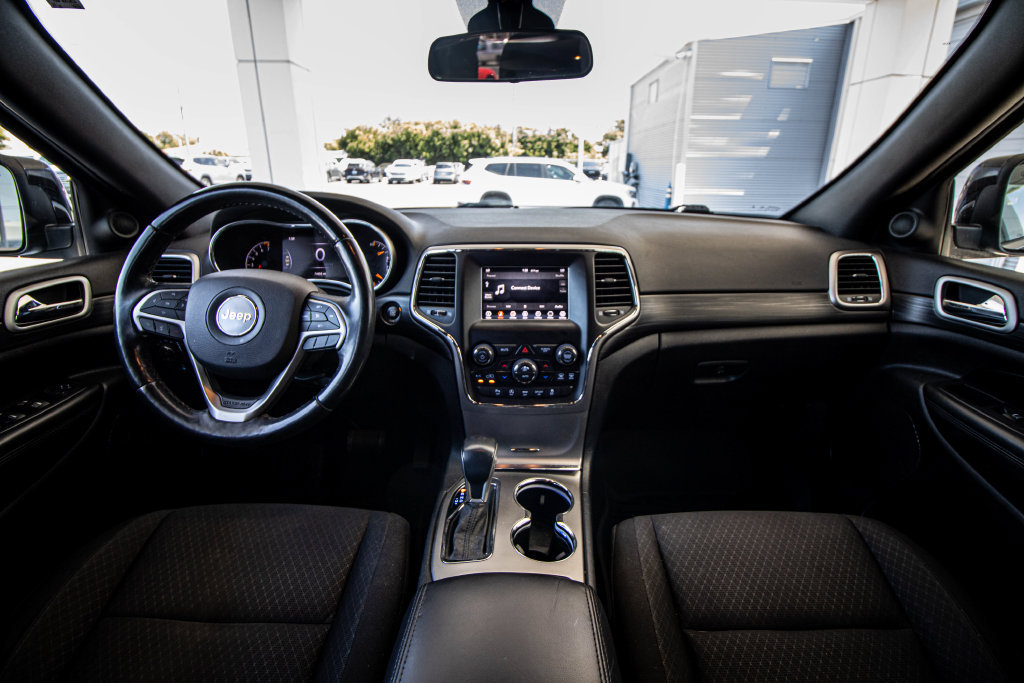Used 2020 Jeep Grand Cherokee Laredo w/ Security & Convenience Group AWD/4WD image 28