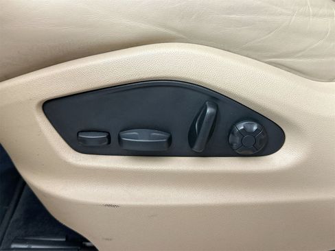 Certified 2023 Porsche Cayenne Platinum Edition image 32