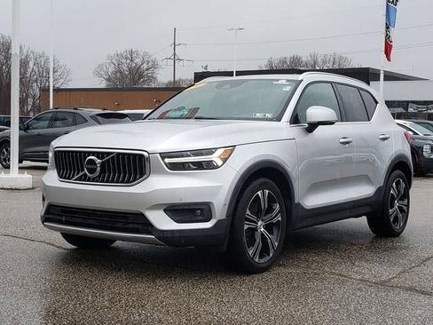 Used 2019 Volvo XC40 T4 Inscription image 9
