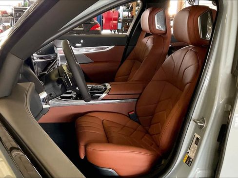 Used 2025 BMW 750e xDrive w/ Premium Package image 9