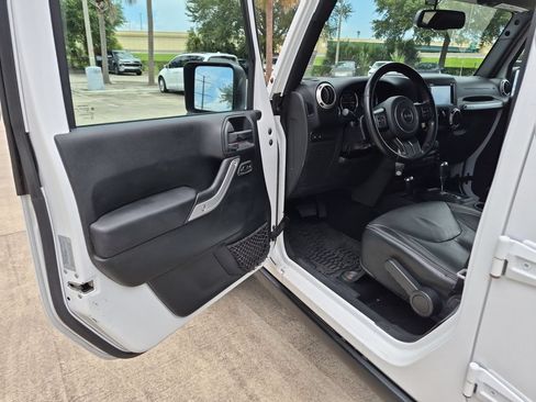 Used 2017 Jeep Wrangler Unlimited Rubicon w/ Cold Weather Group AWD/4WD image 8