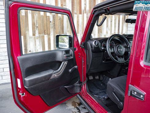 Used 2013 Jeep Wrangler Unlimited Sport w/ Max Tow Pkg AWD/4WD image 10