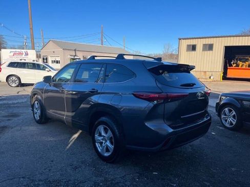 Used 2023 Toyota Highlander LE AWD/4WD image 4