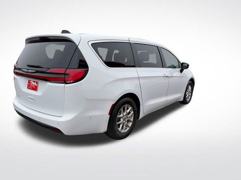 Used 2024 Chrysler Pacifica Touring-L FWD image 8