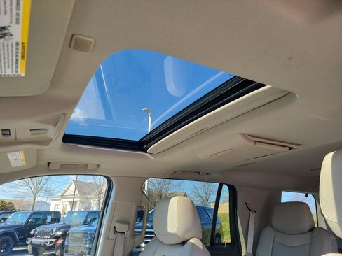 Used 2020 Cadillac Escalade Luxury w/ LPO, Radiant Package AWD/4WD image 24