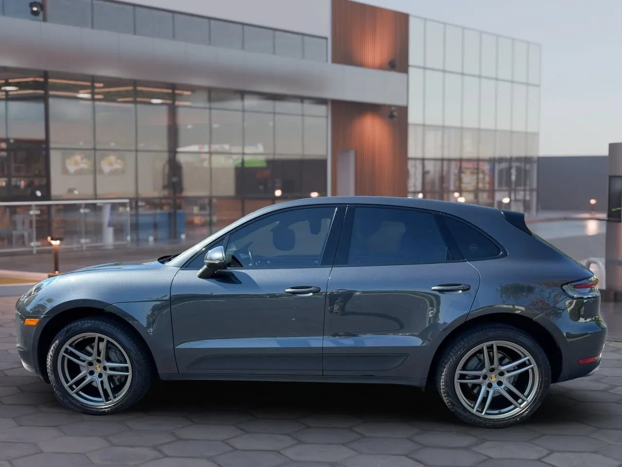 Used 2019 Porsche Macan S AWD/4WD image 2