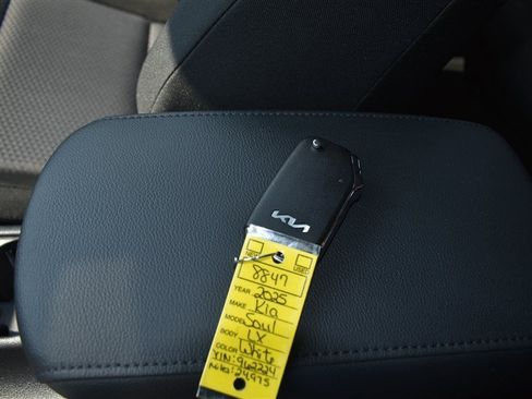 Used 2025 Kia Soul LX w/ LX Technology Package FWD image 16