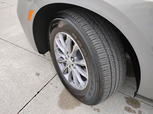 Used 2023 Buick Enclave Essence image 25