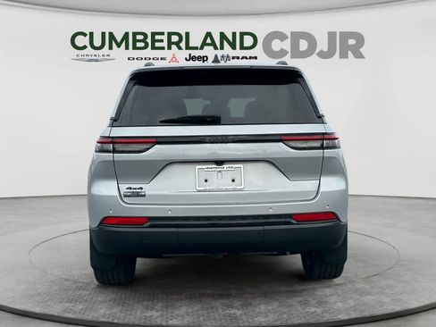 Used 2023 Jeep Grand Cherokee Altitude AWD/4WD image 5