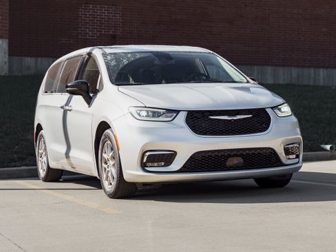 Used 2024 Chrysler Pacifica Touring-L image 1