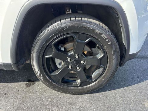 Used 2019 Jeep Grand Cherokee Laredo image 32