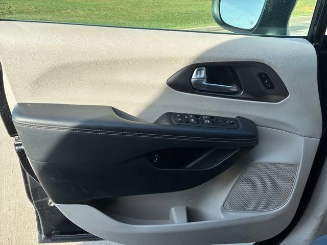 Used 2023 Chrysler Pacifica Touring-L FWD image 8