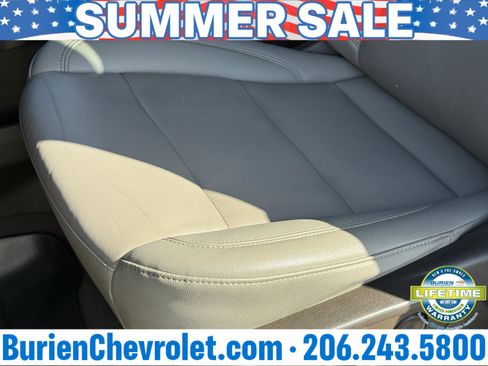 Used 2022 Chevrolet Suburban Z71 w/ Luxury Package AWD/4WD image 11