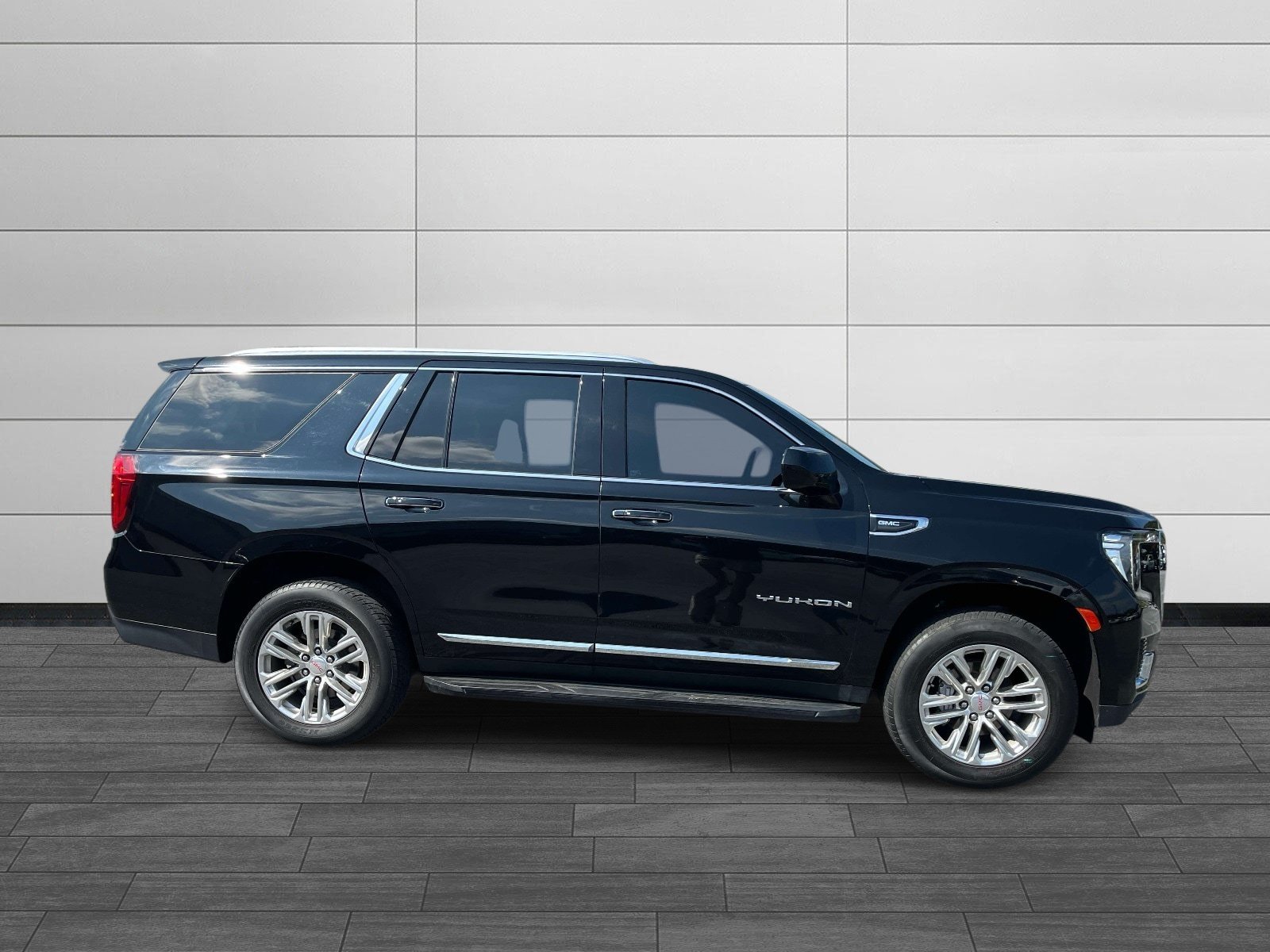 Used 2023 GMC Yukon SLT AWD/4WD image 2