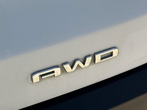 Used 2023 GMC Acadia SLT AWD/4WD image 11