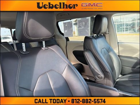 Used 2024 Chrysler Pacifica Touring-L image 4