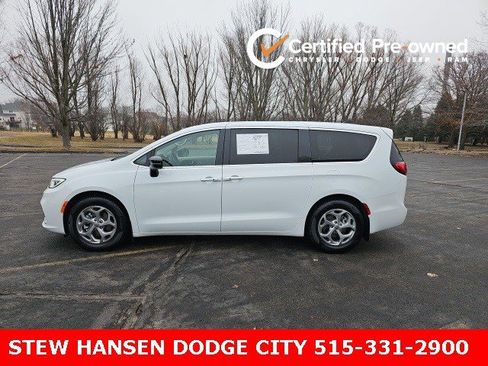 Used 2024 Chrysler Pacifica Limited w/ Uconnect Theater Family Group image 1