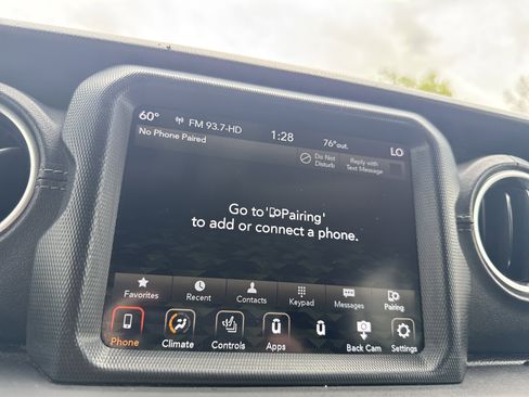 Used 2018 Jeep Wrangler Unlimited Sahara AWD/4WD image 17