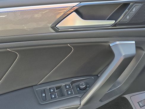 Used 2022 Volkswagen Tiguan SE R-Line image 17