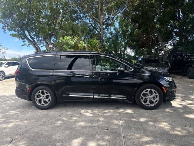 Used 2023 Chrysler Pacifica Limited FWD image 6
