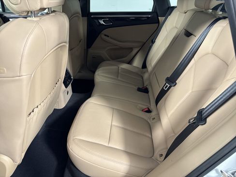 Certified 2025 Porsche Macan image 14