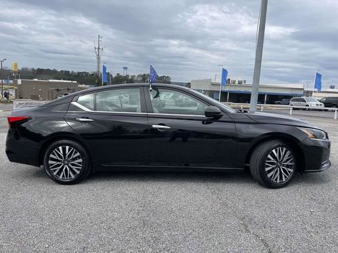 Used 2025 Nissan Altima 2.5 SV FWD image 2
