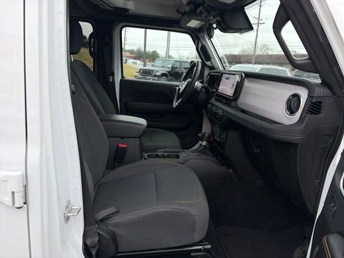 Used 2025 Jeep Wrangler Sahara image 37