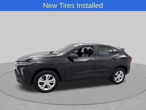 Used 2024 Chevrolet Trax LS FWD image 2