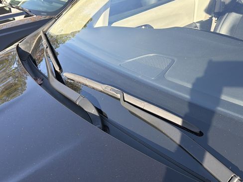 Used 2024 Chrysler Pacifica Touring-L image 9