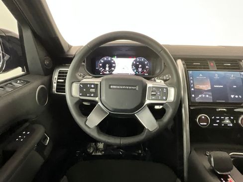 Used 2025 Land Rover Discovery S image 11
