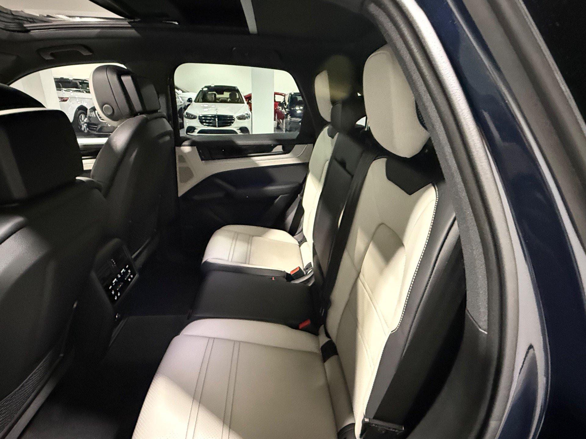 Used 2024 Porsche Cayenne AWD/4WD image 48