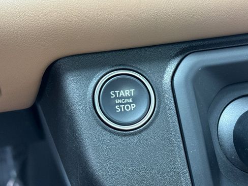 Used 2025 Land Rover Defender 110 X-Dynamic SE image 25