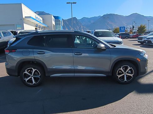 New 2025 Volkswagen Tiguan SE image 2