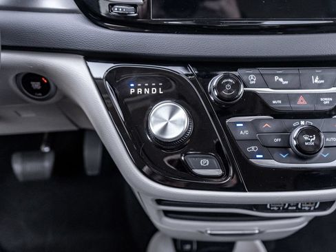 Used 2024 Chrysler Pacifica Touring-L FWD image 28