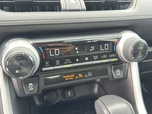 Used 2021 Toyota RAV4 XLE image 17