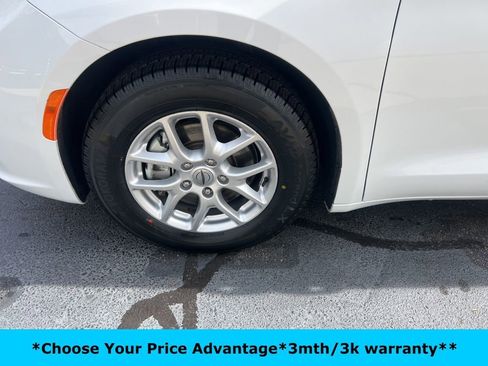 Certified 2023 Chrysler Pacifica Touring-L image 9