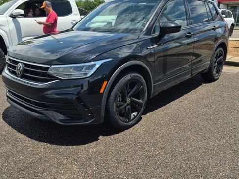 Used 2023 Volkswagen Tiguan SE R-Line FWD image 1